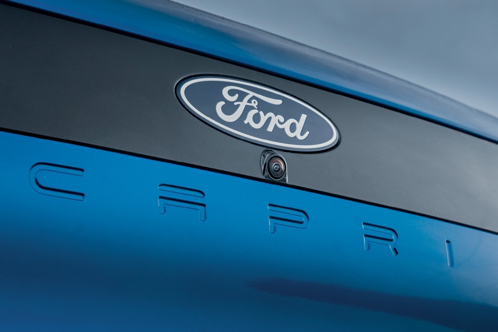 Ford Capri tem linha preta fosca que une as lanternas na traseira e inscrição do nome do modelo em letras garrafais na tampa do porta-malas — Foto: Divulgação