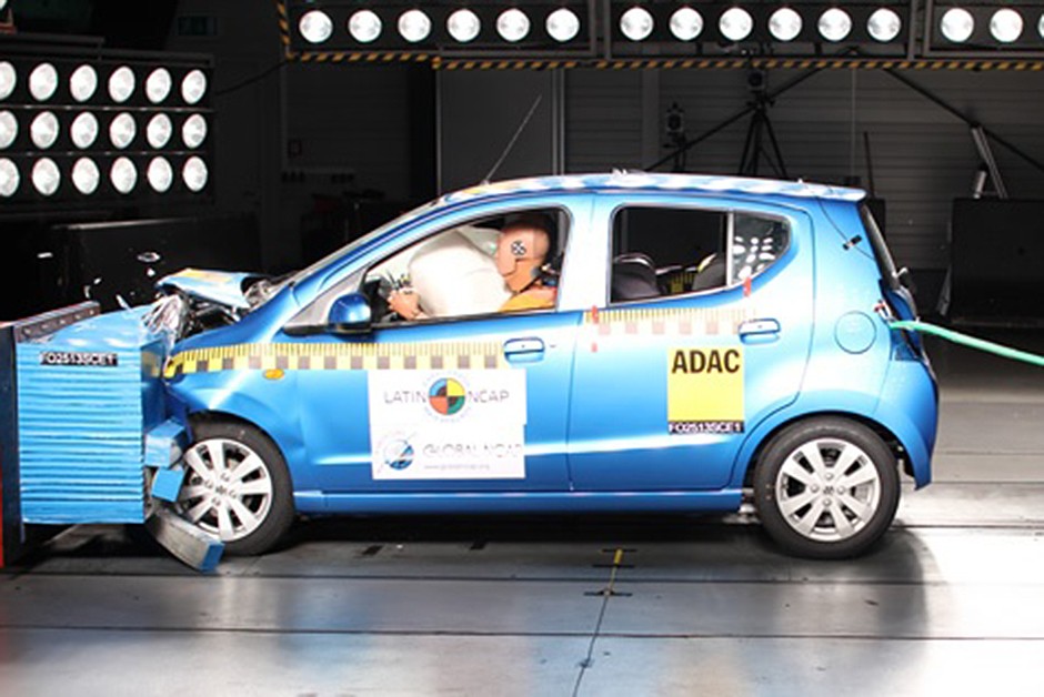 Suzuki Celerio com airbag duplo: 4 estrelas para passageiro adulto (nota 12,99/17,00) e 2 estrelas para passageiro infantil (nota 17,92/49,00)