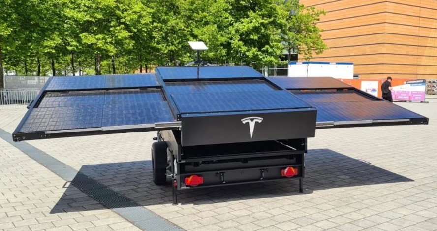 Trailer da Tesla com painel solar