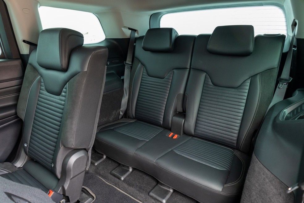 Espaço da terceira fileira do Jeep Commander não é dos maiores — Foto: Renato Durães / Auto News Brasil