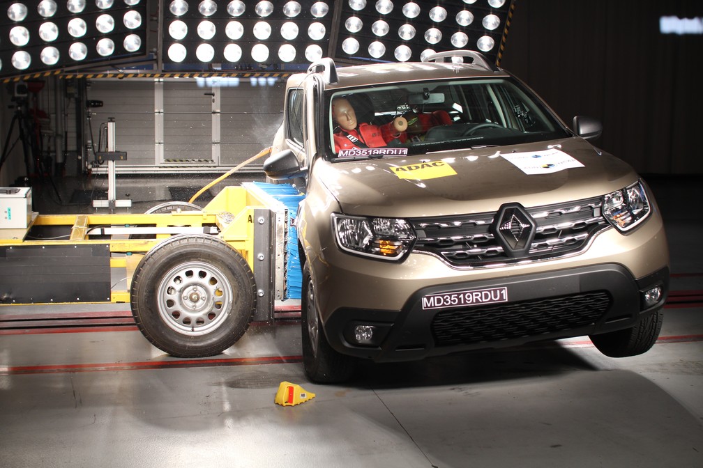 Renault Duster em testes de impacto lateral no Latin Ncap — Foto: Divulgação/Latin Ncap