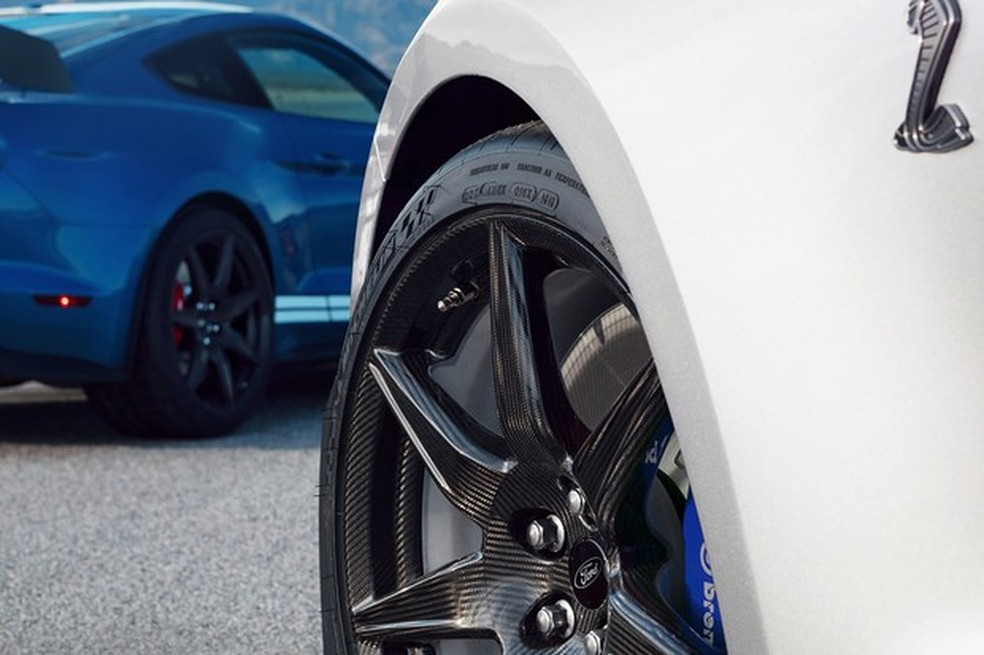 As enormes rodas são feitas inteiramente de fibra de carbono (Foto: Divulgação) — Foto: Auto Esporte