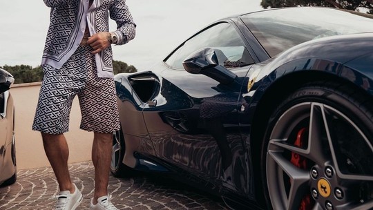 Fã de Lamborghini, Conor McGregor dirige Ferrari F8 Tributo em férias com a família