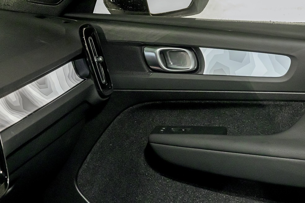 Decoração nas portas e no painel faz menção a uma região da Suécia — Foto: Renato Durães/Auto News Brasil
