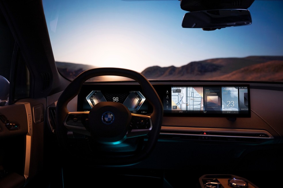 Central multimídia do BMW iX é integrada ao quadro de instrumentos — Foto: Divulgação