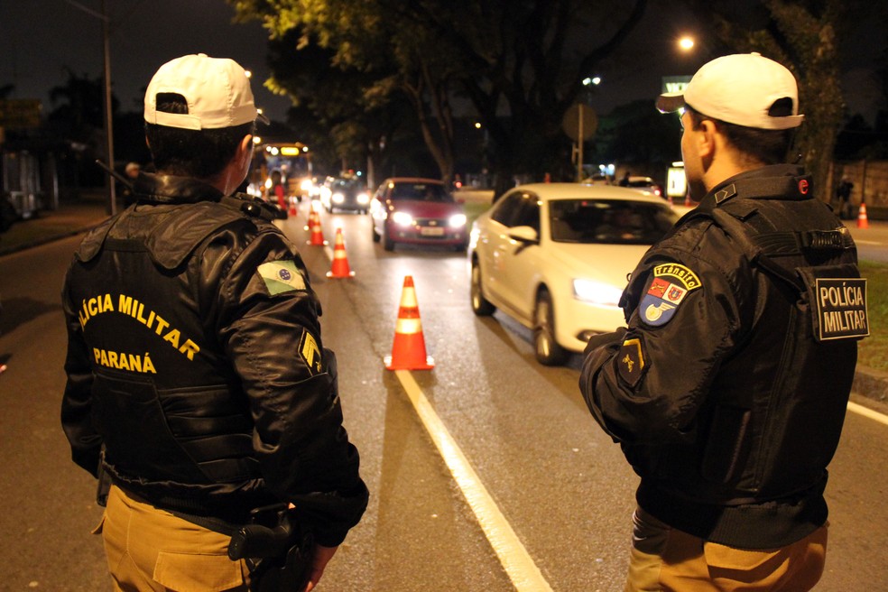 Blitz da Lei Seca durante a noite no Paraná — Foto: Divulgação/Detran-PR
