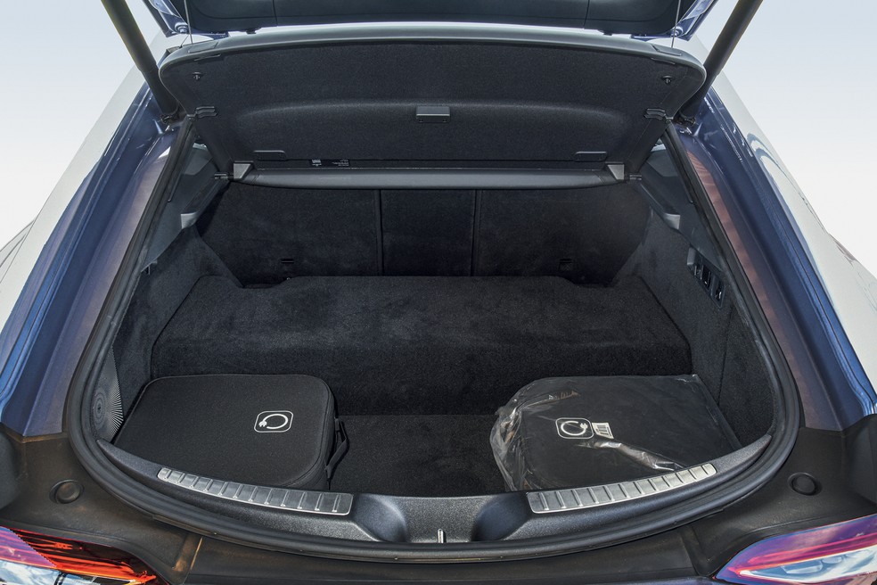 A bateria de 6,1 kWh do Mercedes-Benz AMG GT 63 S E Performance só recarrega em wallbox com potência máxima de 3,7 kW em corrente alternada (AC) — Foto: Murilo Góes/Auto News Brasil