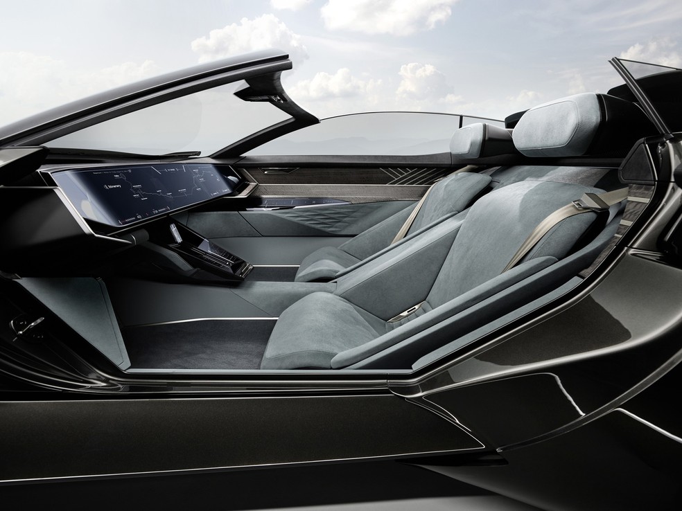 No modo Grand Touring, pedais e volante são recolhidos e o carro roda com tecnologia autônoma — Foto: Divulgação
