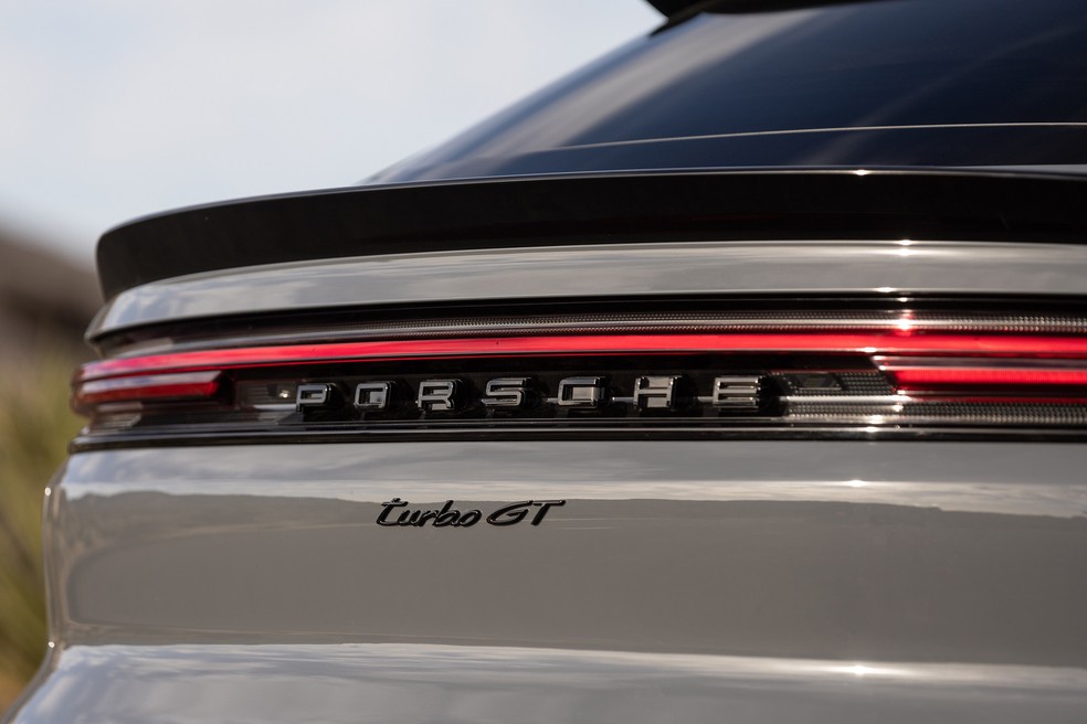 Novo Porsche Cayenne Turbo GT 2024 traz novas lanternas e o nome na traseira vem pintado de preto — Foto: Divulgação