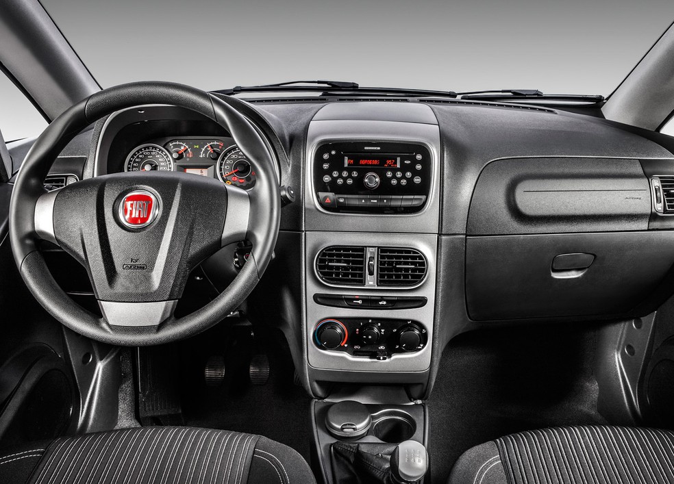 Interior do Fiat Idea teve visual atualizado na linha 2014 — Foto: Divulgação