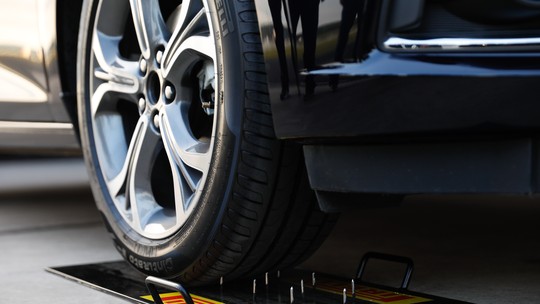 Pirelli lança pneus que podem continuar rodando, mesmo depois de um furo 
