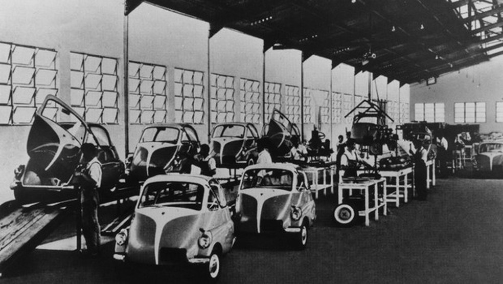 Linha de produção do Romi-Isetta em Santa Bárbara D'Oeste (Foto: Arquivo do jornal O 3PWEB) — Foto: Auto Esporte