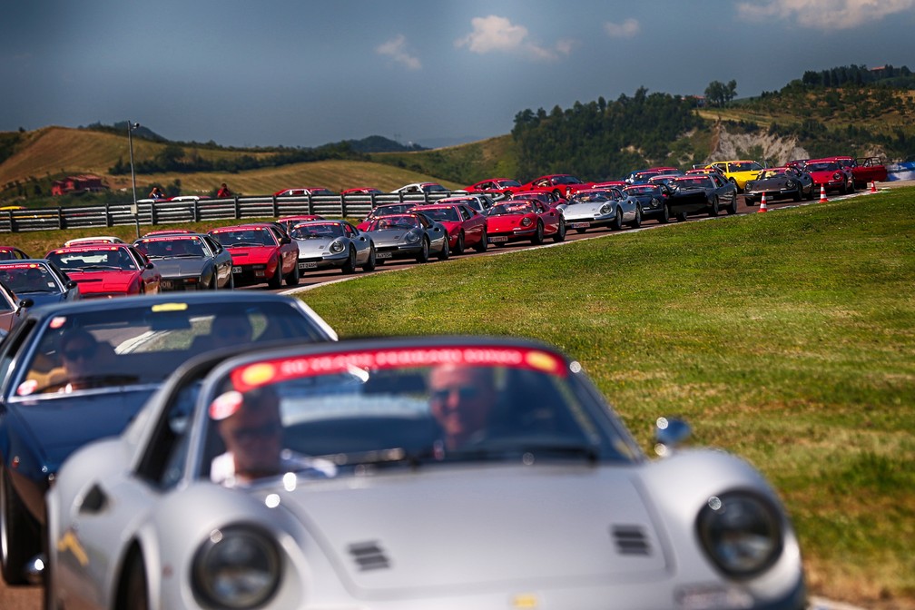 150 donos de Ferrari Dino se encontram em Maranello — Foto: Divulgação/Ferrari