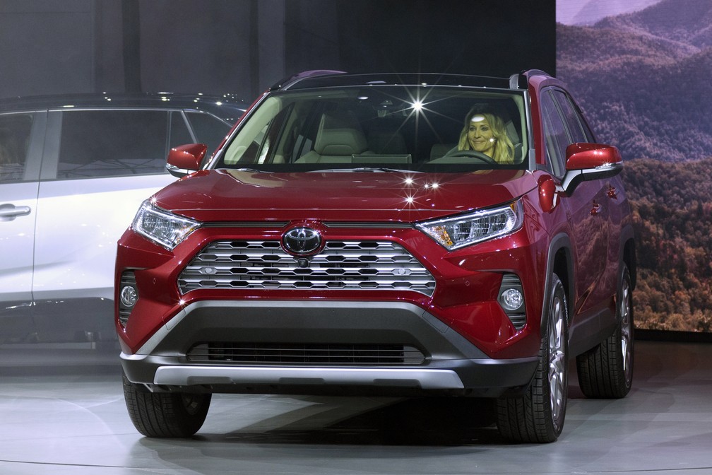 Nova geração do Toyota RAV4 foi revelada no Salão de Nova York — Foto: Mark Lennihan/AP
