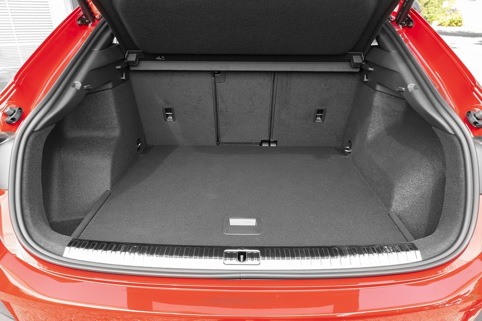 Porta-malas tem 530 litros independentemente da carroceria, SUV ou Sportback — Foto: Divulgação