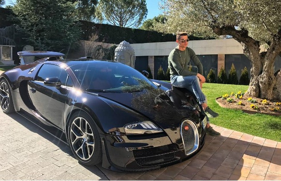 Cristiano Ronaldo com seu Bugatti Veyron; atacante português ainda tem um Chiron, de 1.500 cv, na coleção — Foto: Instagram / @cristiano