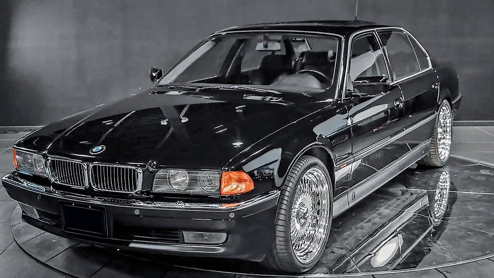 BMW Série 7 em que o rapper 2Pac foi assassinado está à venda — Foto: Divulgação