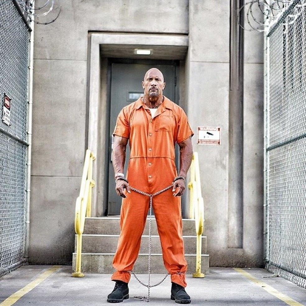 The Rock aparece algemado em nova foto sobre Velozes e Furiosos 8 (Foto: Reprodução/Instagram) — Foto: Auto Esporte