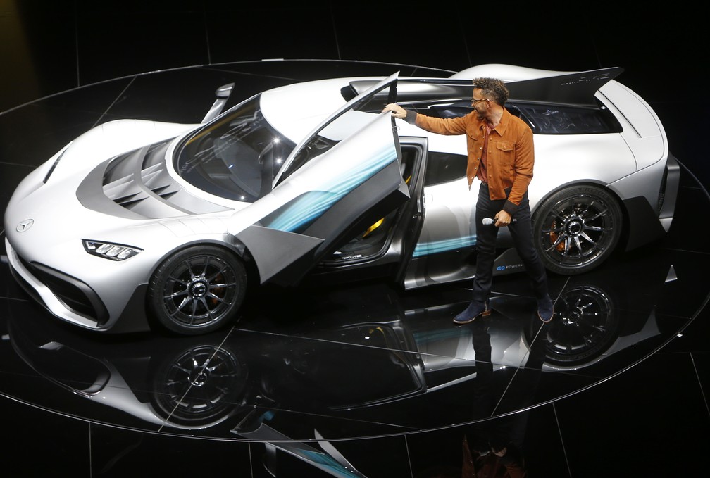 Lewis Hamilton mostra o Mercedes-AMG Project One — Foto: AP Photo/Michael Probst