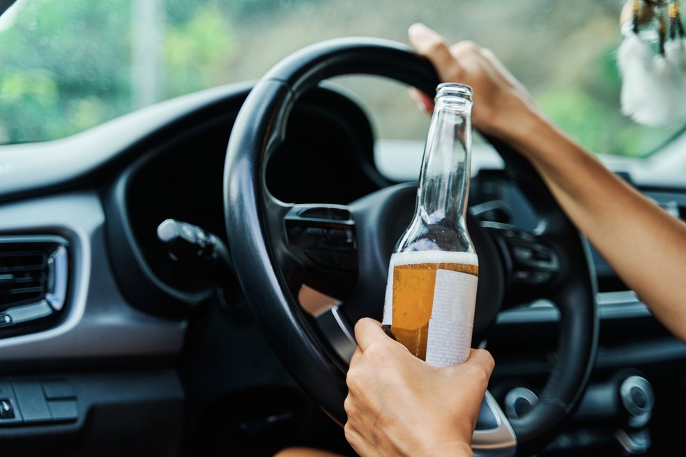 Comer ou beber, qualquer tipo de bebida, gera multa de R$ 130,16 ou mais — Foto: Getty