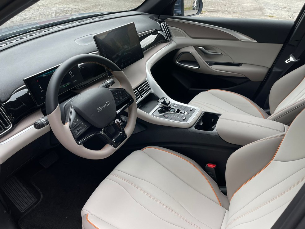 Costuras alaranjadas contrastam bem com os bancos de couro sintético no BYD Song Pro — Foto: Cauê Lira/Auto News Brasil