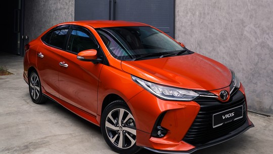 Novo Toyota Yaris 2022 ficou mais parecido com o europeu, mas continua a ser simples