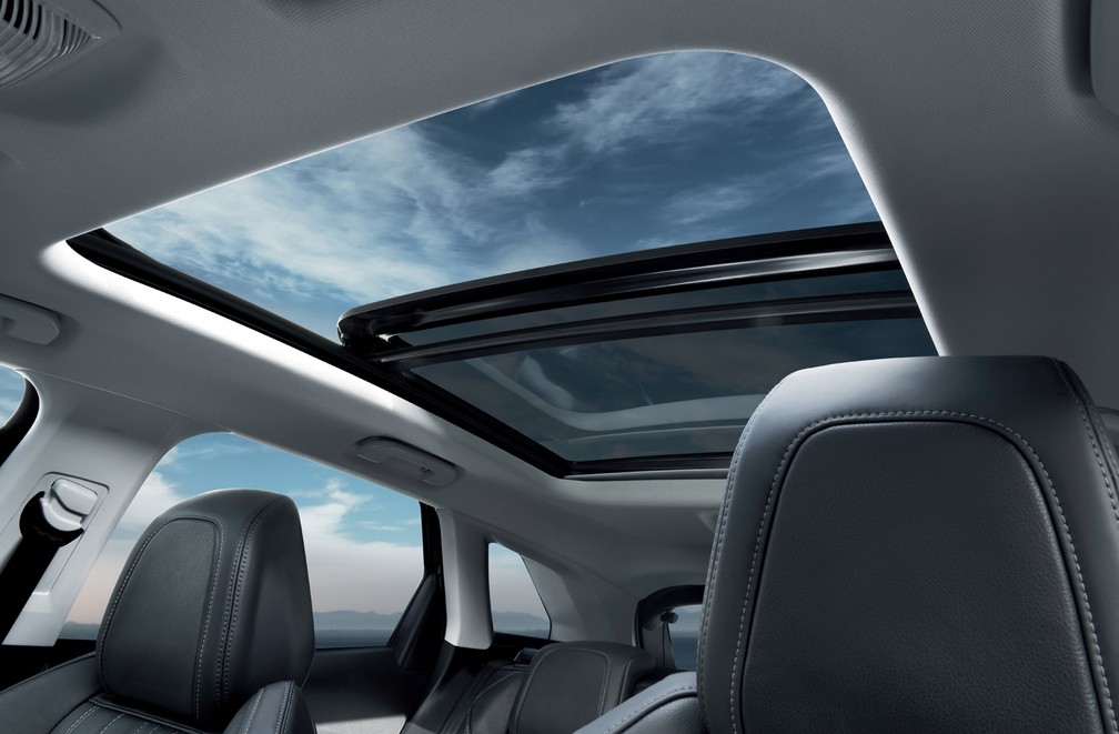 Teto solar panorâmico é item de série no Peugeot 3008 — Foto: Divulgação