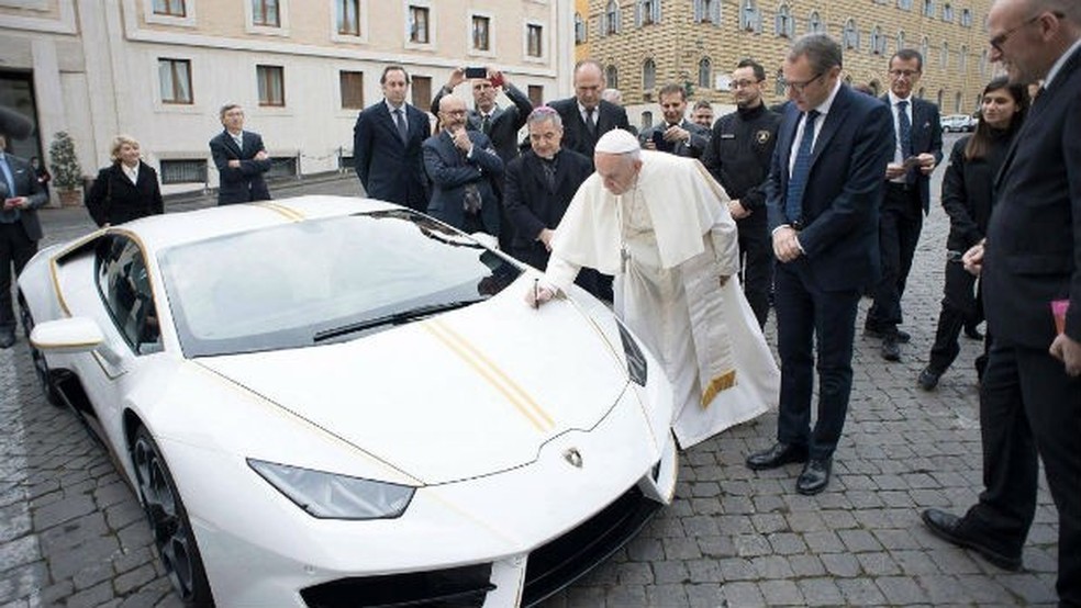 Lamborghini de Papa Francisco é leiloada em Mônaco (Foto: Osservatore Romano/AFP) — Foto: Auto Esporte