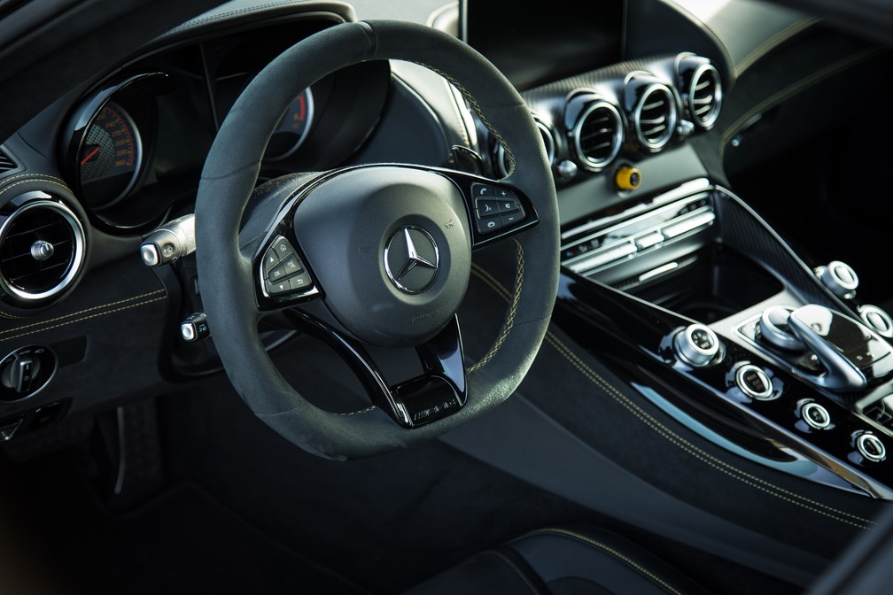 Volante do AMG GT R — Foto: Divulgação