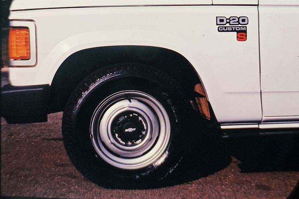 D-20 têm rodas em aço com desenho mais simples, porém aro 16 (Foto: Luca Bassani) — Foto: Auto Esporte