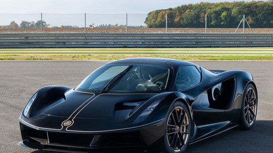 Lotus homenageia Emerson Fittipaldi com série especial de carro elétrico de 2.040 cv