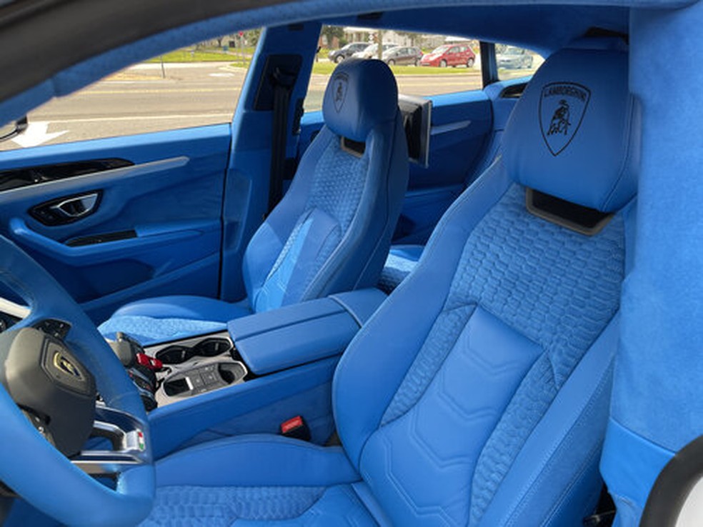 Interior do Lamborghini Urus foi todo revestido em alcantara azul — Foto: Divulgação/Dreamworks Motorsports