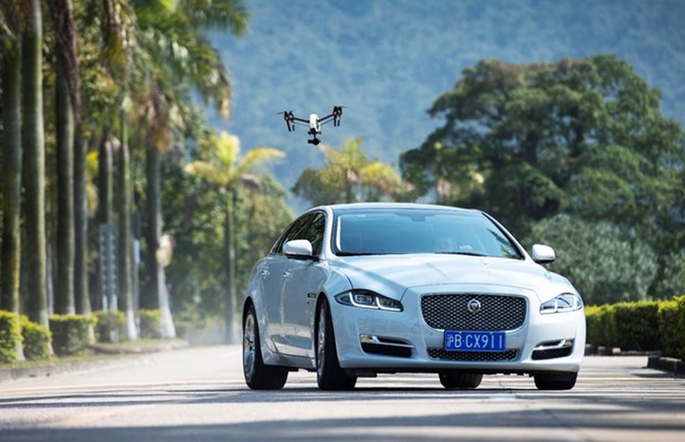 Jaguar XJ enfrenta drone em vídeo (Foto: Divulgação) — Foto: Auto Esporte