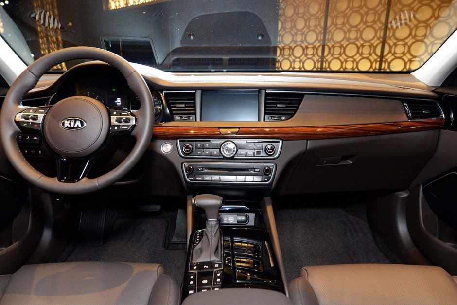 Interior do Kia Cadenza 2017