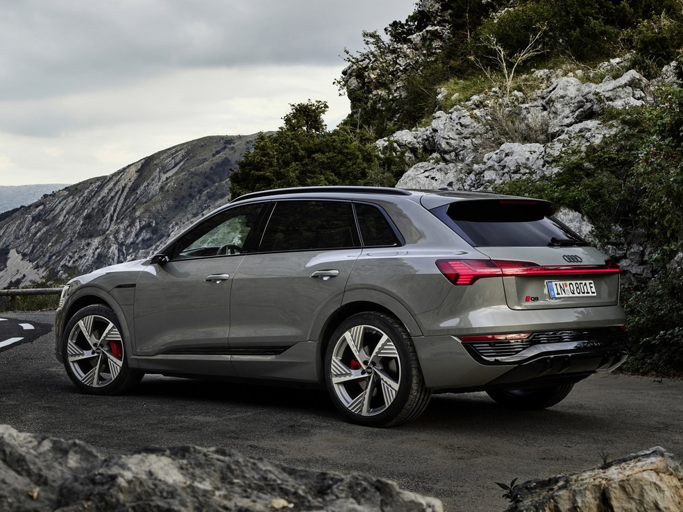 Com o nome de Q8 e-tron, SUV de topo da Audi tem poucas mudanças no visual — Foto: Divulgação