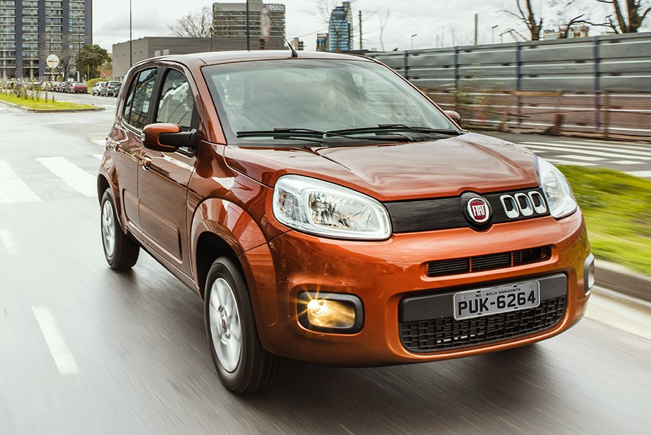 Fiat Uno Evolution, equipado com sistema star/stop e com o tanque cheio de gasolina, o hatch registrou 12,9 km/l na cidade e 15,1 km/l na estrada