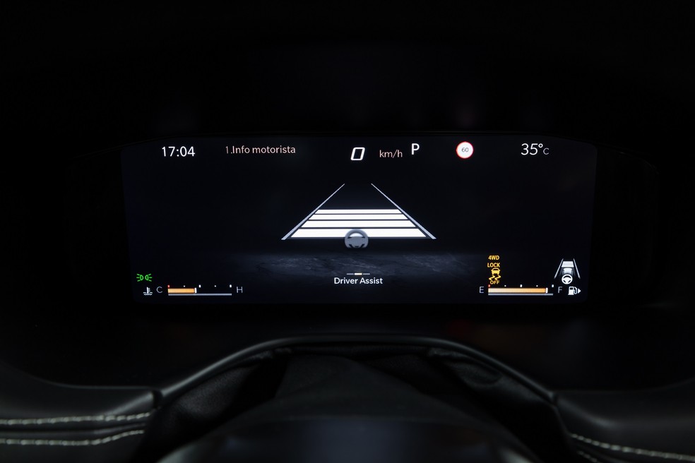 Ícone do volante indica quando a centralização de faixa do Jeep Commander está ativada — Foto: Divulgação