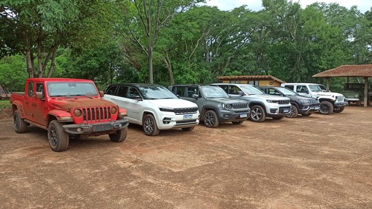 Jeep coloca carros novos e clássicos na terra para provar que perdeu a vergonha de seu passado 