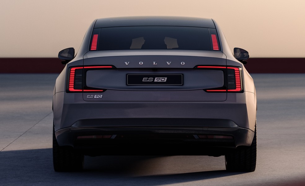 Volvo ES90 tem segmentos de LED instalados diretamente nas laterais do vidro traseiro — Foto: Volo/Divulgação