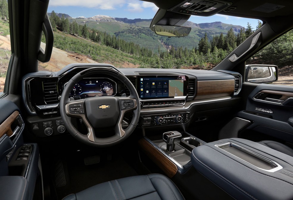 Interior da Chevrolet Silverado High Country tem bom acabamento e bastante tecnologia — Foto: Divulgação
