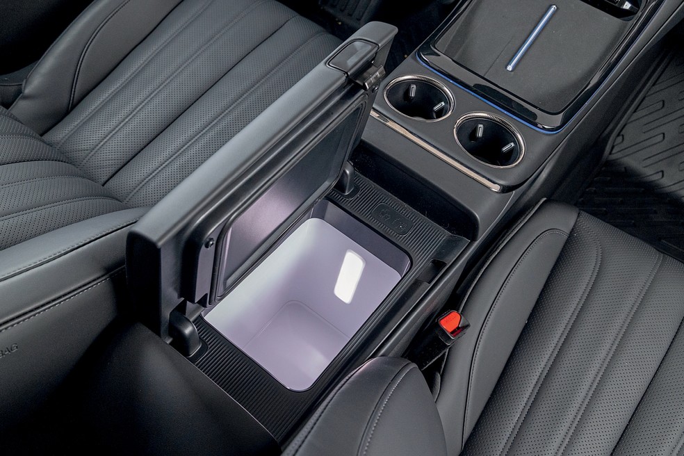GAC Aion V Elite tem compartimento que pode ser refrigerado ou aquecido a temperaturas que vão de -15 °C a 50 °C — Foto: Renato Durães/Auto News Brasil