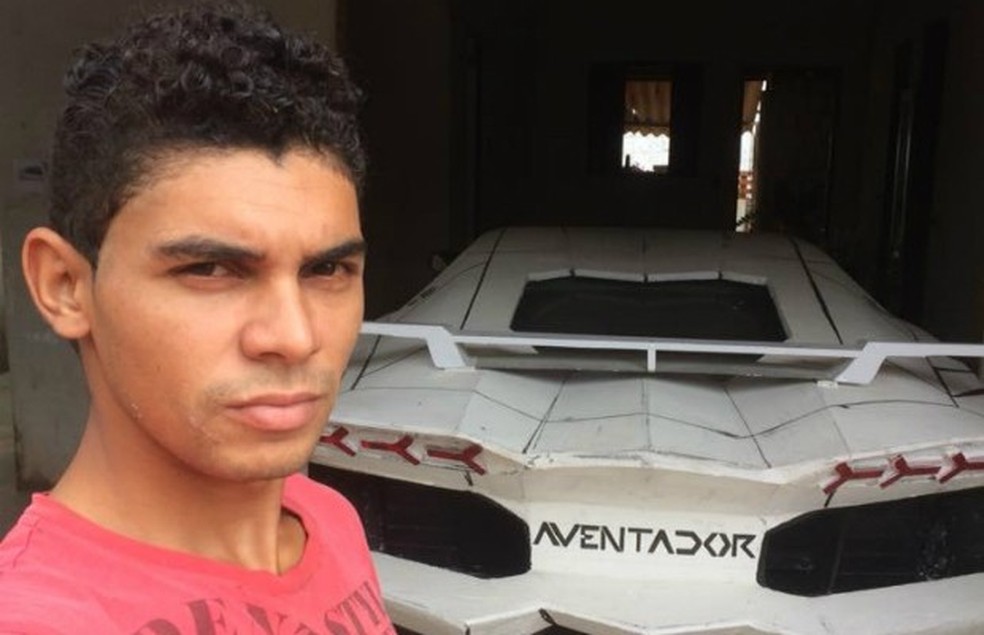 Edimar Goulart com seu LamborgUno: uma Lamborghini Aventador feito sobre Fiat Uno (Foto: Arquivo Pessoal) — Foto: Auto Esporte