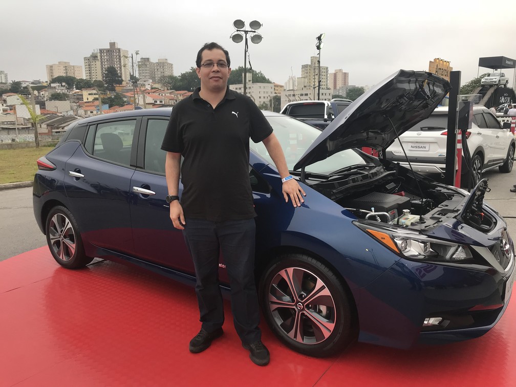 O engenheiro Alex Sander Fernandes andou no Nissan Leaf  — Foto: André Paixão/G1