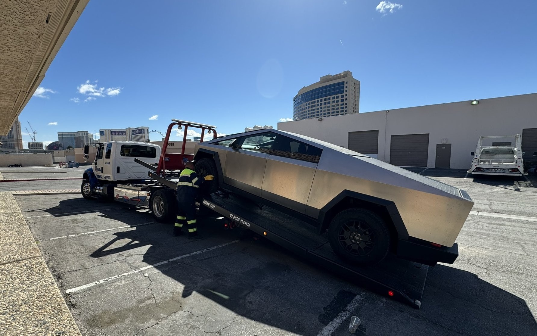 Tesla Cybertruck: falha deixa donos trancados dentro da caminhonete