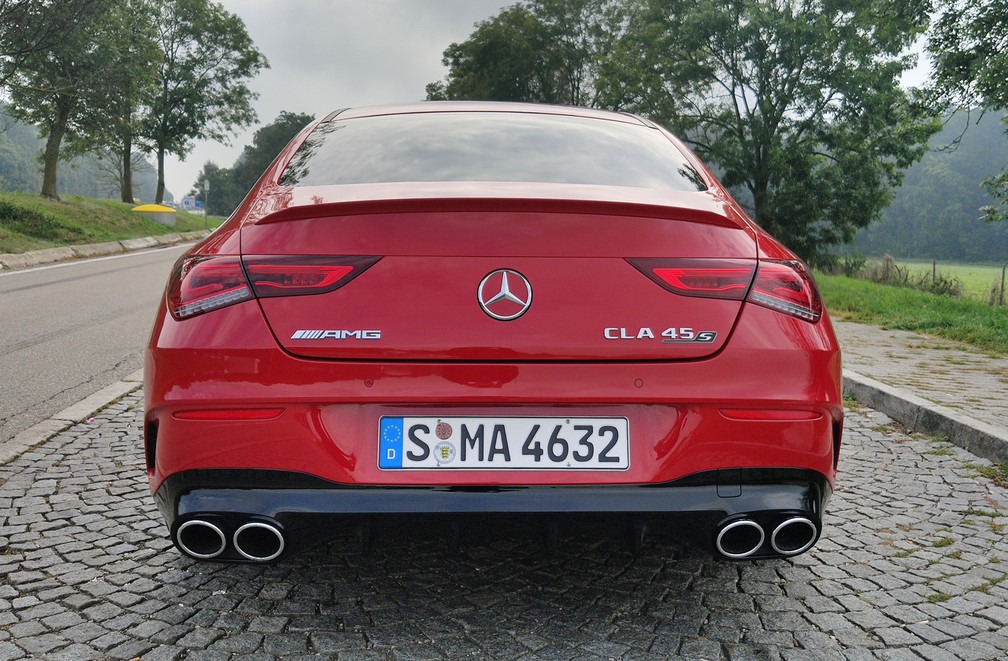 Saídas duplas de escape marcam a traseira do Mercedes-AMG CLA 45 S — Foto: André Paixão/G1