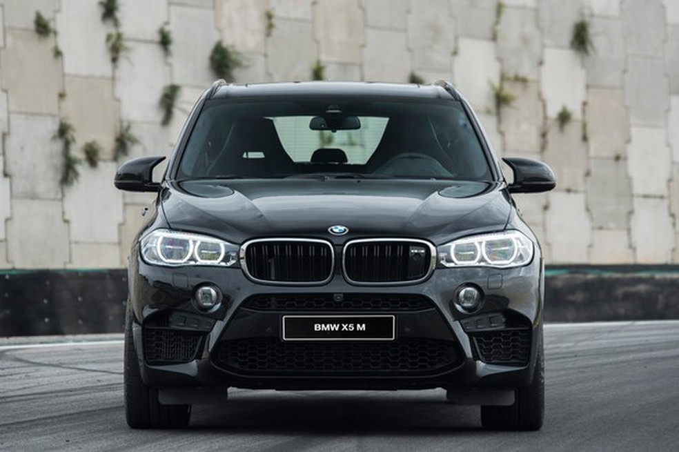 A frente é bem mais agressiva que no X5 normal, para-choque e retrovisores são diferentes (Foto: Divulgação) — Foto: Auto Esporte
