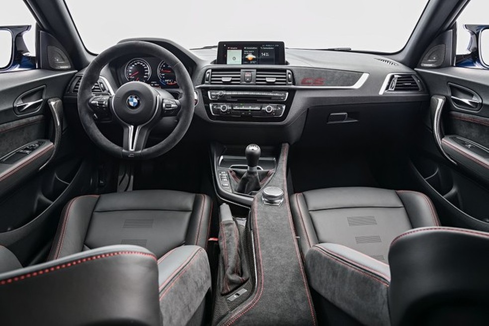 Interior BMW M2 CS é recheado de Alcantara  — Foto: Divulgação