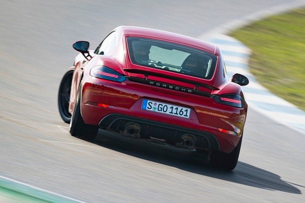 A traseira do Cayman desgarra após ser provocada, mesmo no modo Sport Plus (Foto: Divulgação) — Foto: Auto Esporte
