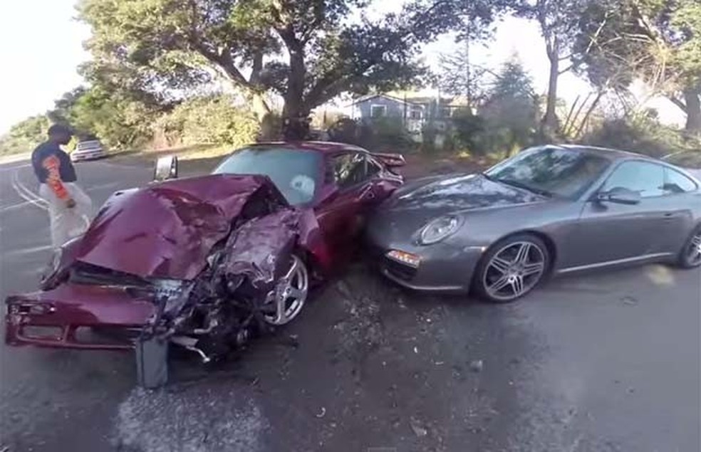 Passeio termina em acidente entre dois Porsche (Foto: Reprodução / Youtube) — Foto: Auto Esporte