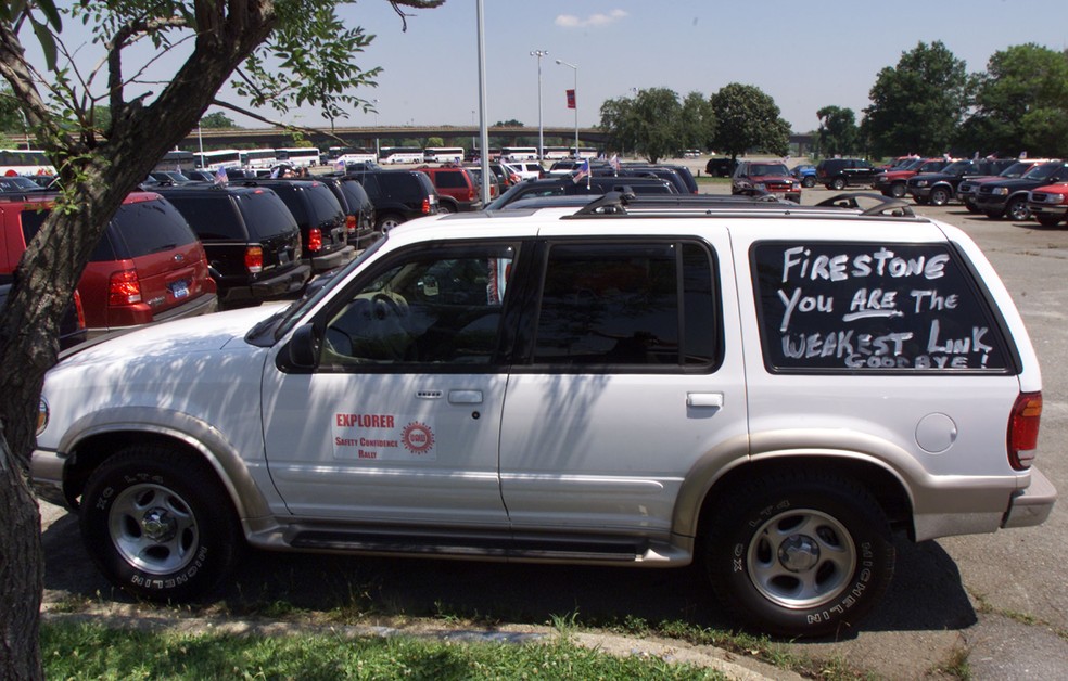 Dono de Ford Bronco faz protesto contra a Firestone — Foto: Reprodução